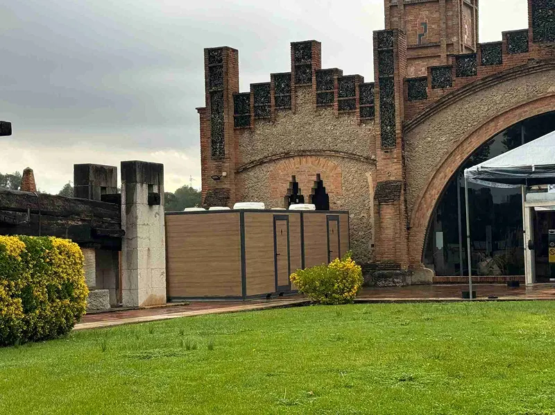 Módulos de aseo en un entorno histórico