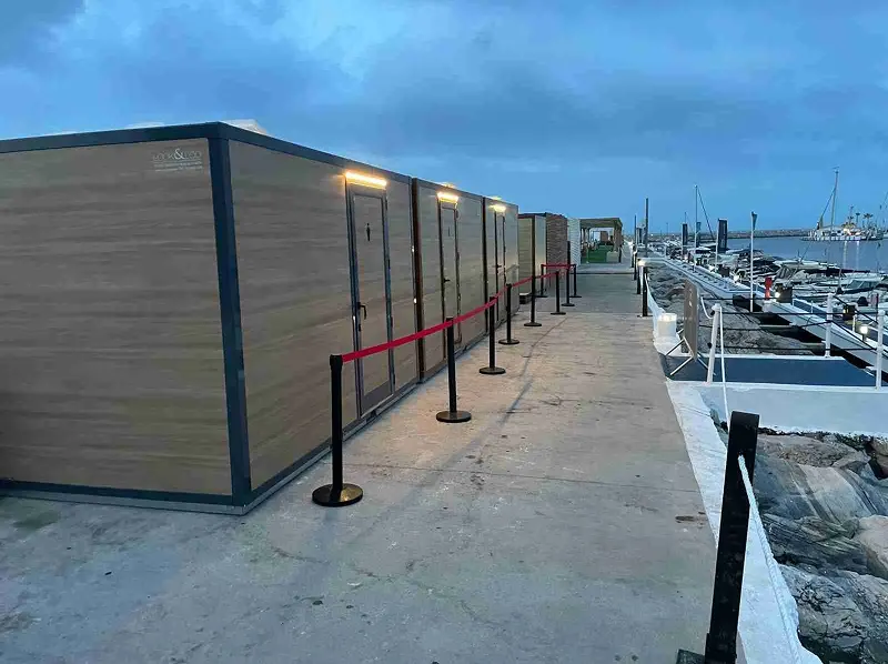 Sanitarios portátiles en un puerto