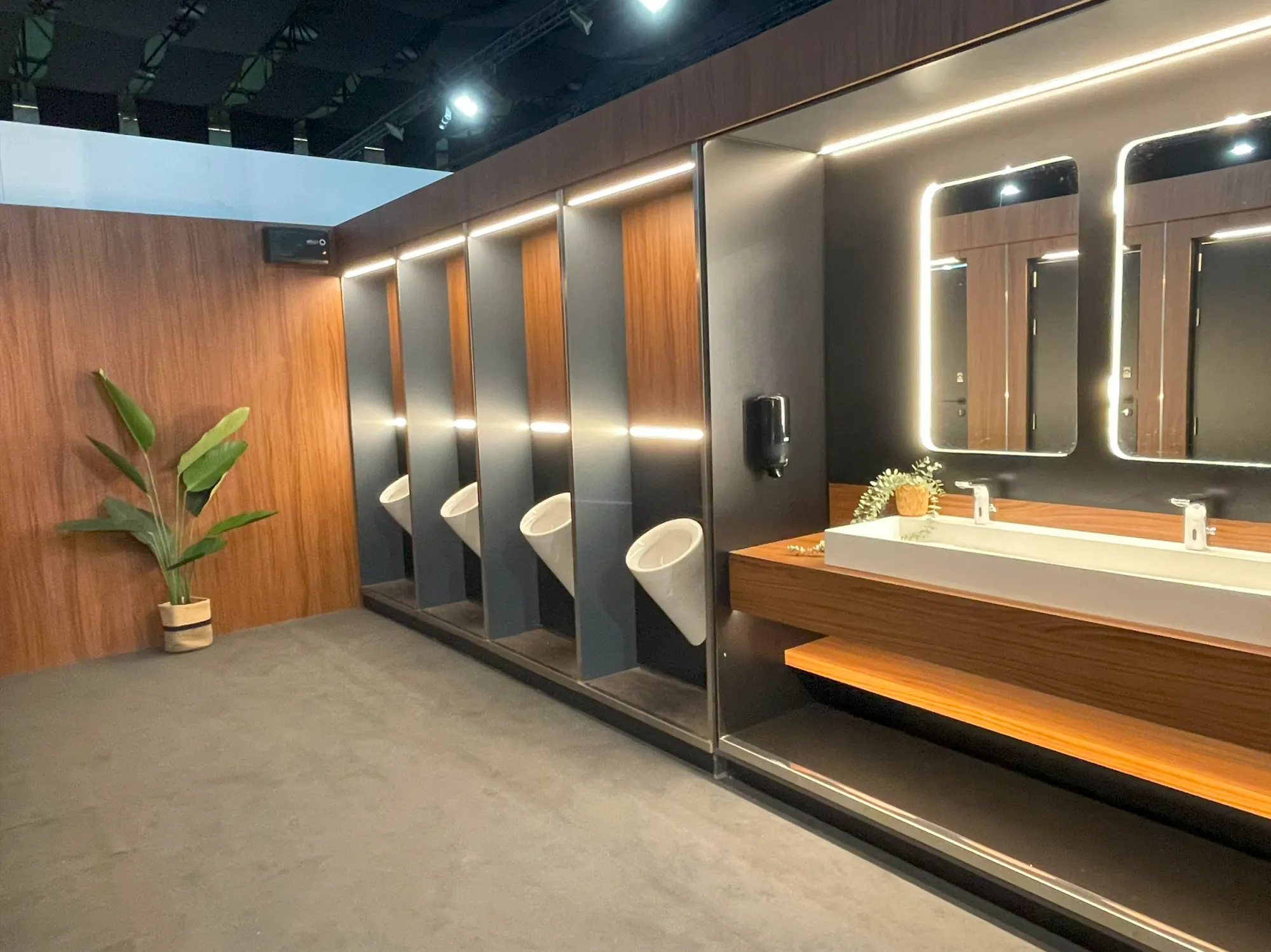 Baño modular interior con acabados de madera