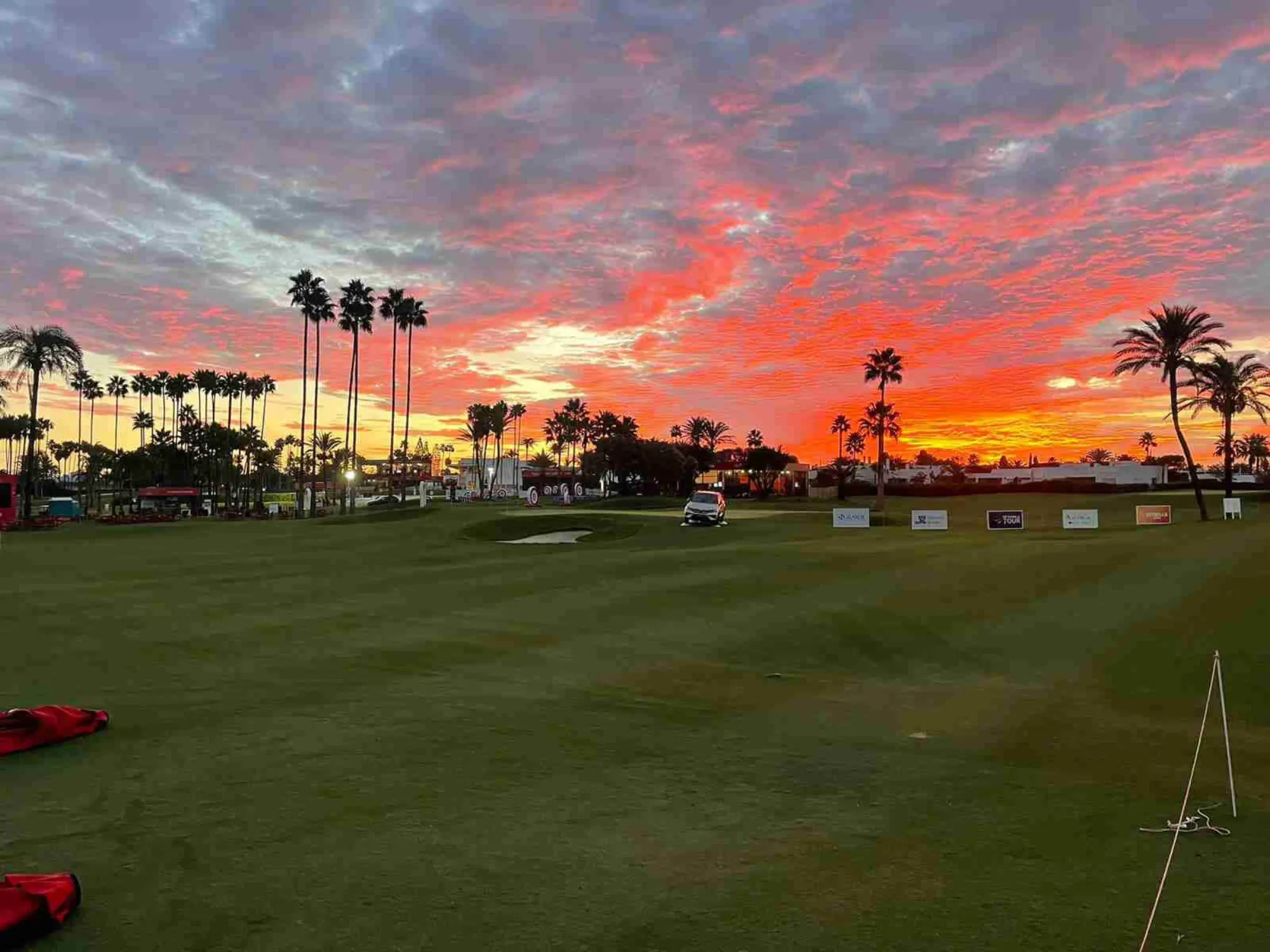 Módulos de aseo Look&Loo en un campo de golf al atardecer