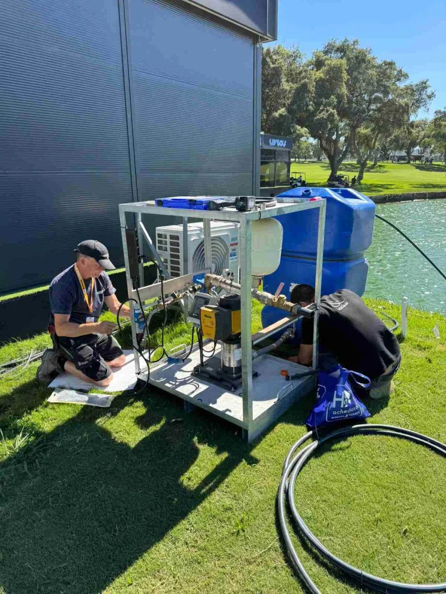 Técnico instalando en un campo de golf